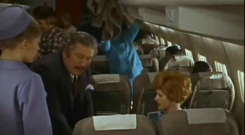 Hand luggage under the seat, please. - Ooh