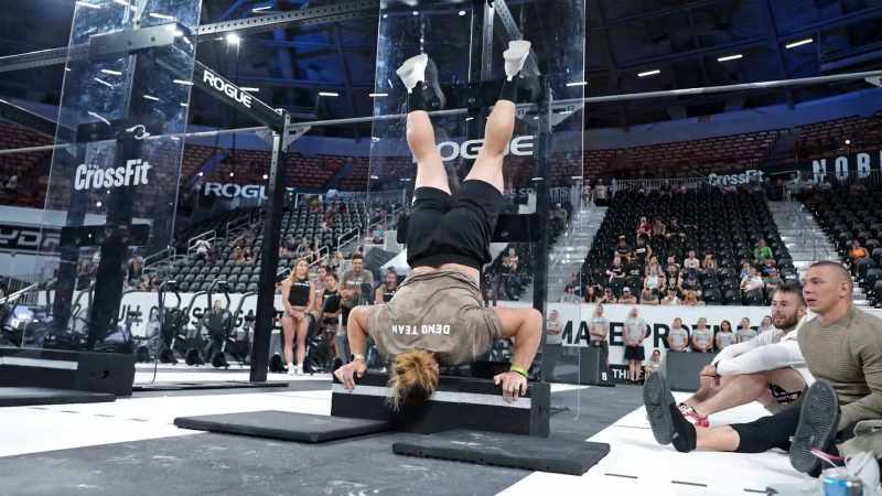 Handstand push-ups de frente para a parede