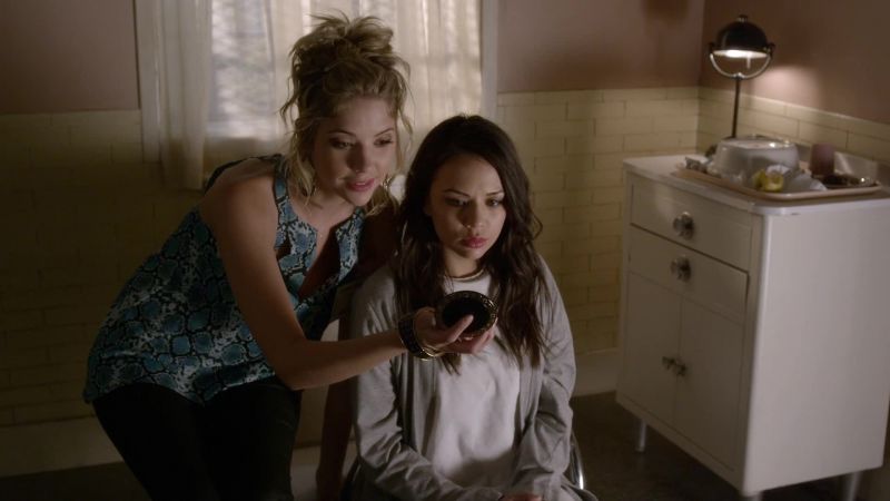 Hanna: OKAY, SO THE LIGHTING IN HERE SUCKS
