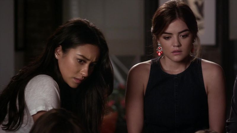 (Hanna) 'She's sending another text.'