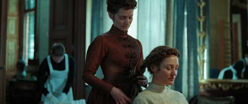 Hanni, lend me a dress