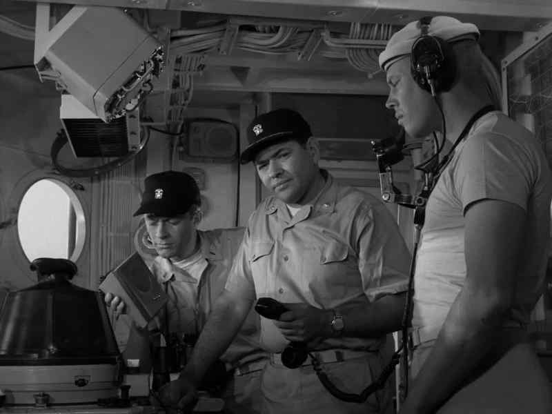 Hatch on the stern the same way, sir. I can't turn her