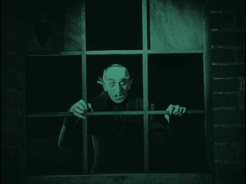 He strangled him... the vampire!