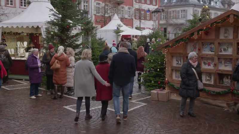 Hear the bells ringing, hear the kids singing