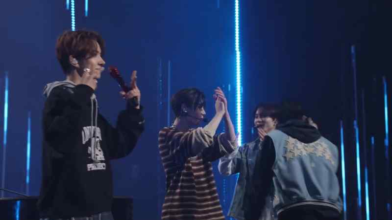 [Heeseung performs 