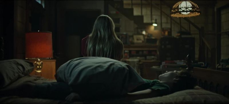 Helen's a murderer. -I know