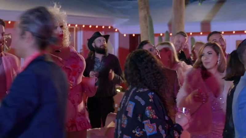 Hello, hello and welcome to the Trixie Motel