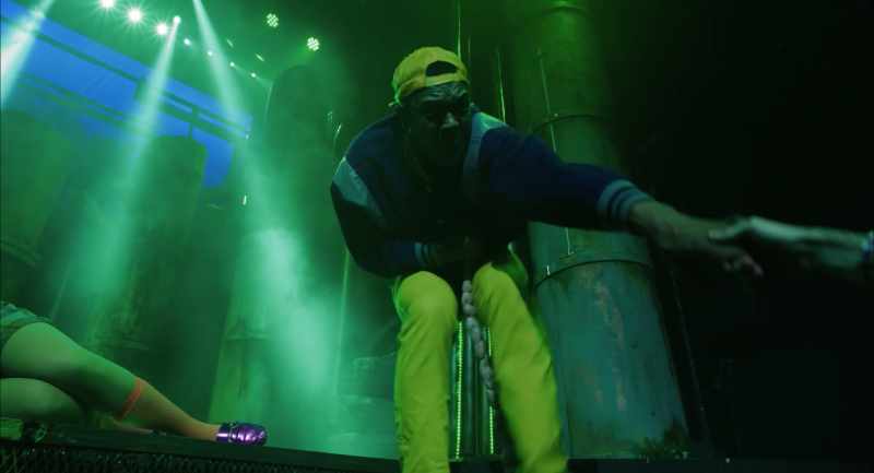 Help me off the stage, pull me, pull!
