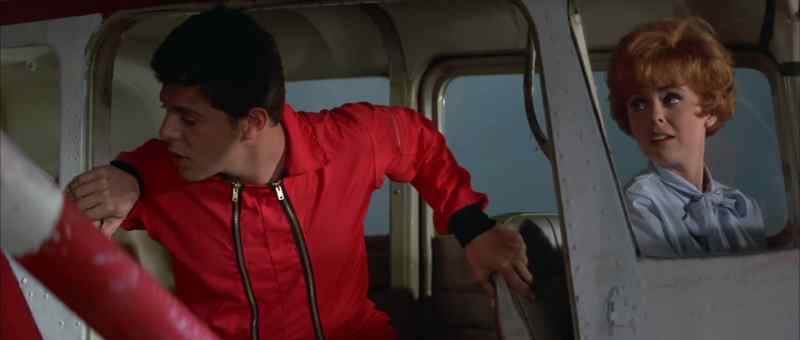 Her chute didn't open! - She's gonna do a free fall
