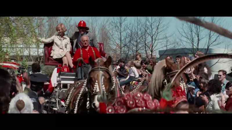Here come Senator Carroll and Mrs. Carroll