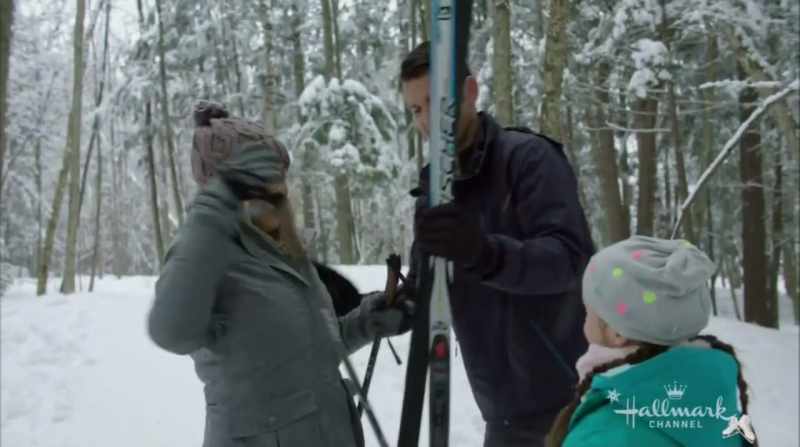 Here, let me take your skis. - Thank you