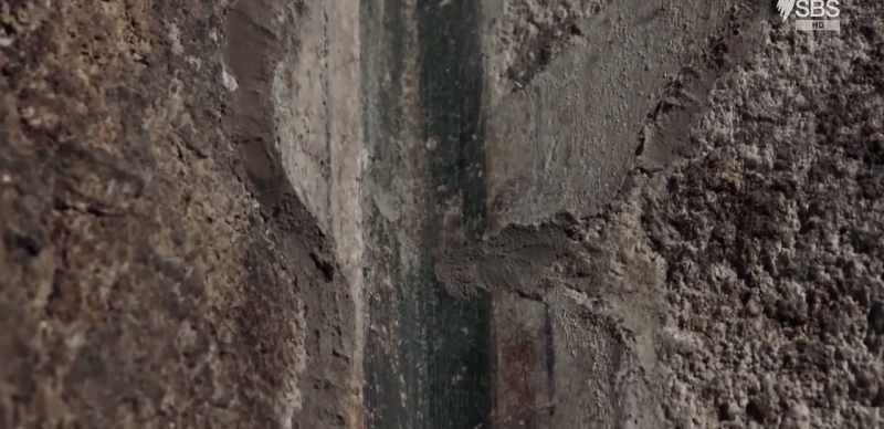 Here, some traces of paint may start to provide an answer