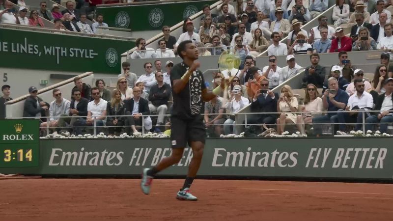 He's done it. -Set and match, Auger-Aliassime