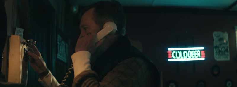 Hey, who are you calling? - Shut up, I'm on the phone