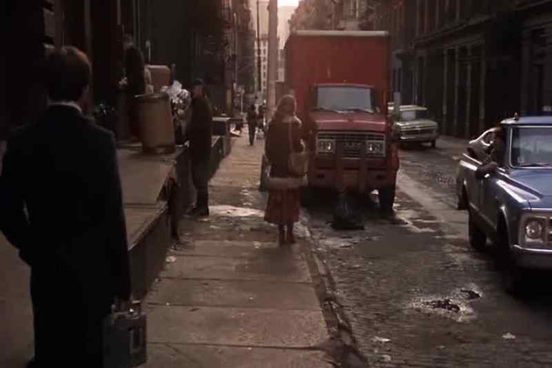 Hey, beautiful, where you going? - To have fun