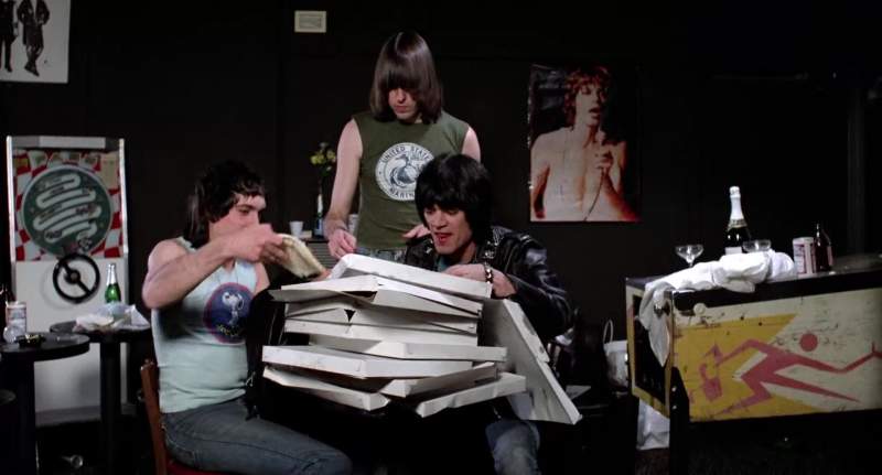 Hey pizza It's great Let's dig in