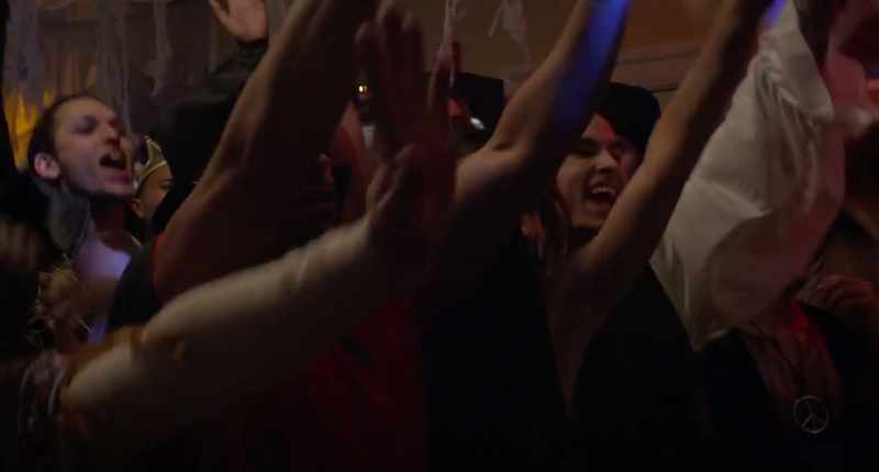 �� Hey, put your hands up! ♪ Put your hands up!