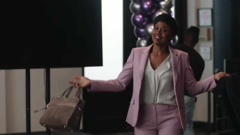 Hey, Tia. - [ laughs ]
