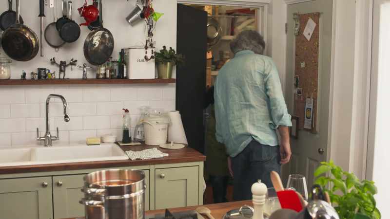 Hi, James. - Hi. I'm going to do this Yorkshire pudding bit