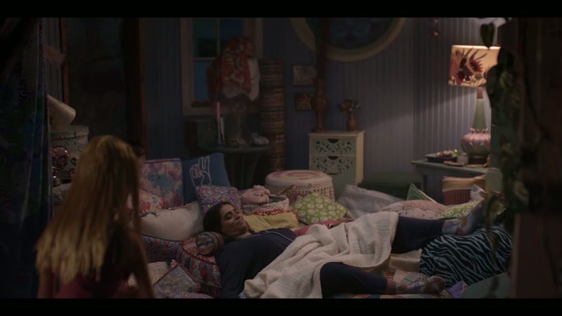 Hi, roomie. - Hey