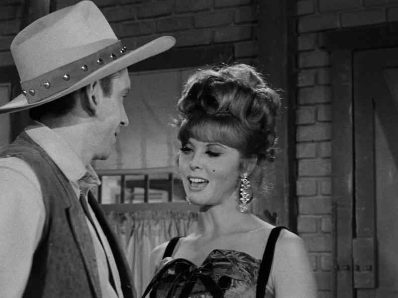Hi, there, Marshal. - Howdy, Miss Ginger