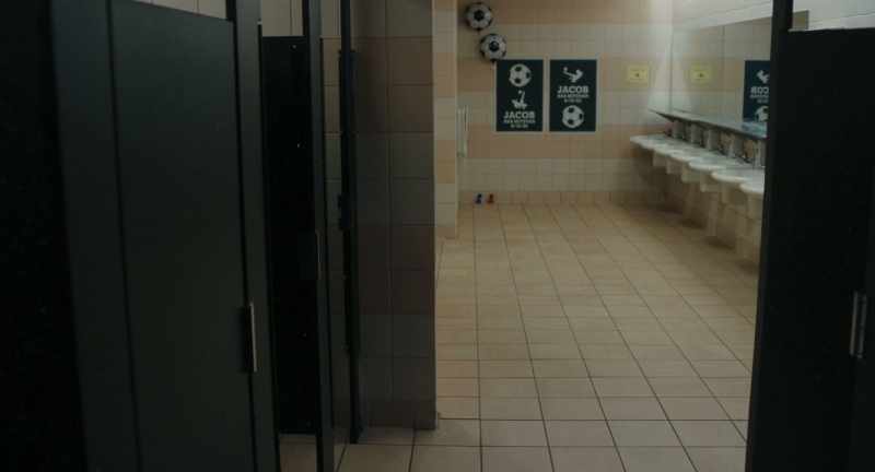 Hi, women's bathroom.I'm looking for someone