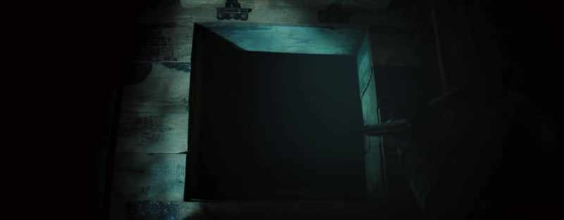 (Hinges squeaking)