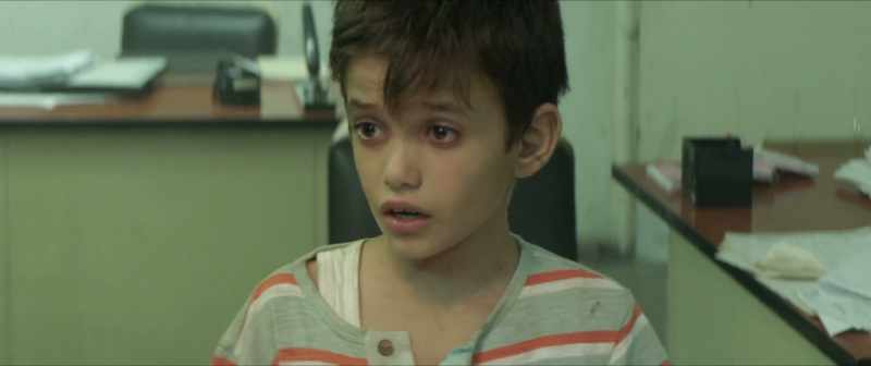 His two eyes are blue? - No. This eye is brown