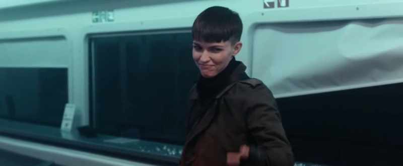 [hisses] - [gasps]