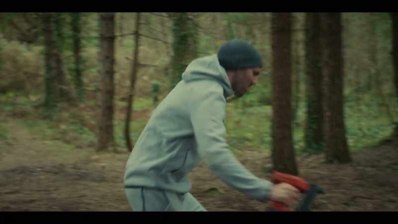 (hissing) (effort grunt)