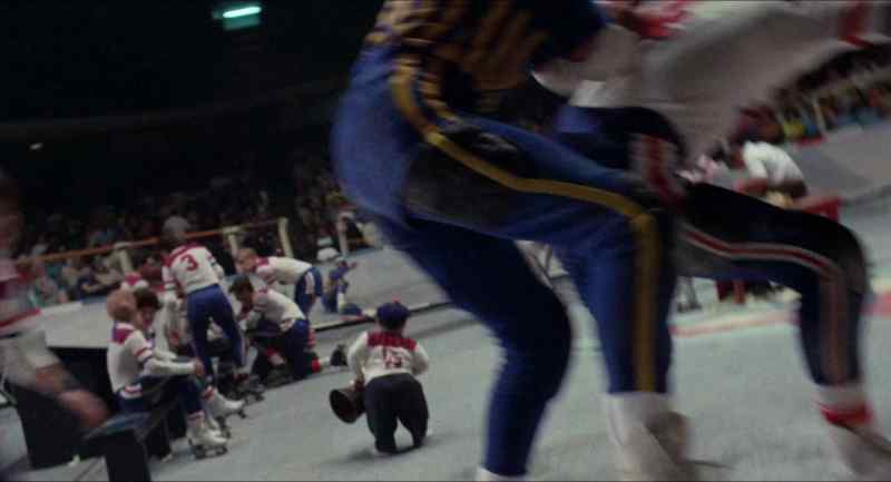Hit her, hit her! - Go after her!