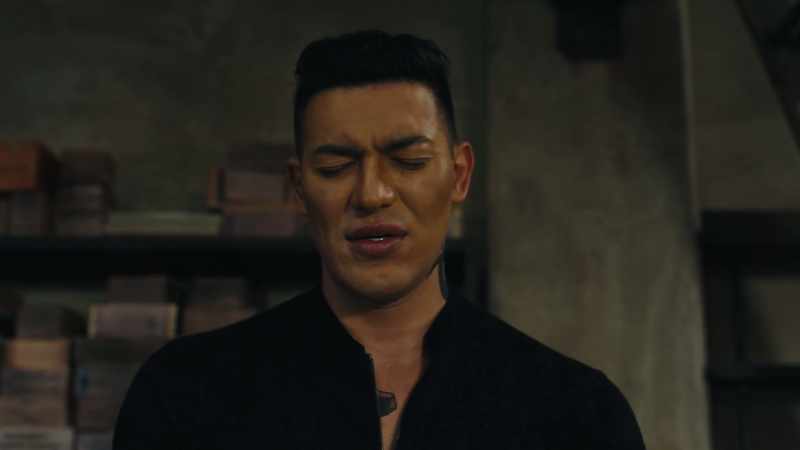 �� Holding on to you, waiting for the fall ♪