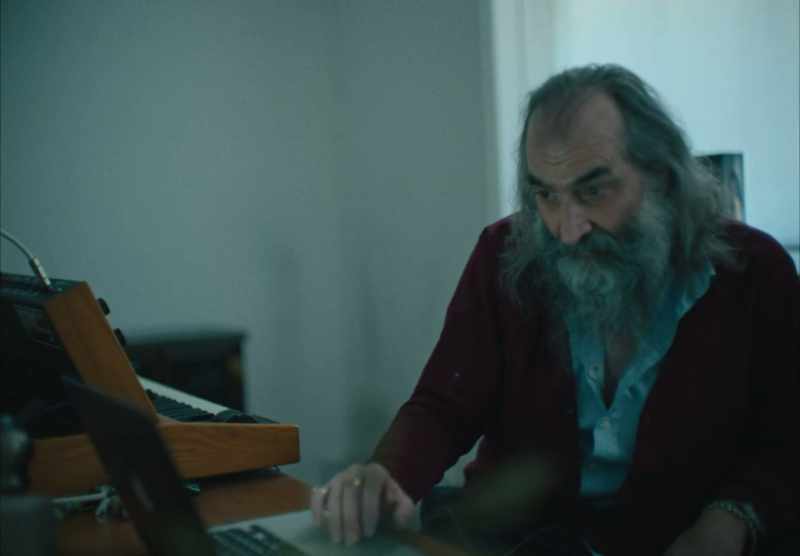 Holy, fucking shit! Look at his desktop, Robbie