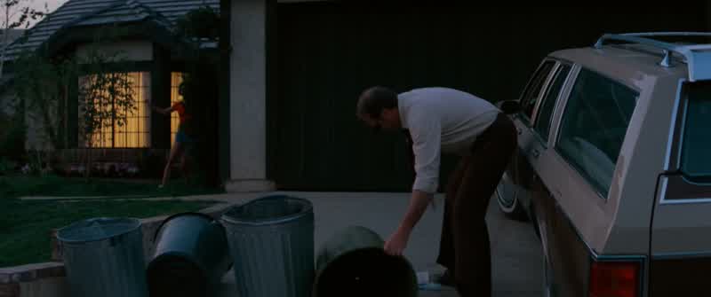 Honey! Come here! Quick! - Okay. Alright. - Hurry! Before it stops again. - Th-th-the cans here