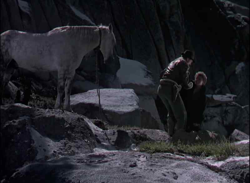 I brought your robe. I'll fix it for you
