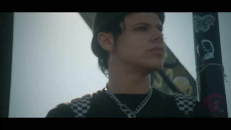 �� I don't care if the people stare ♪