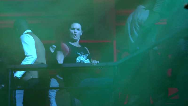 �� I lose my cool when she steps in the room ♪