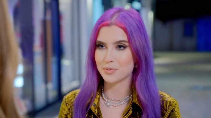 I love Dolli's look. It's super bold, it's matching her background