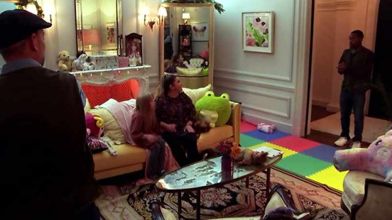 I need you to come sit next to me. - All right. Please come sit next to us