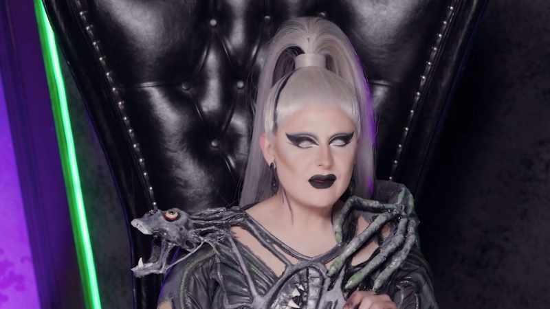 I really liked HoSo's look tonight