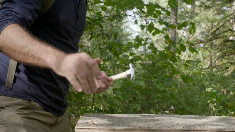 I take this hammer to simulates an earthquake