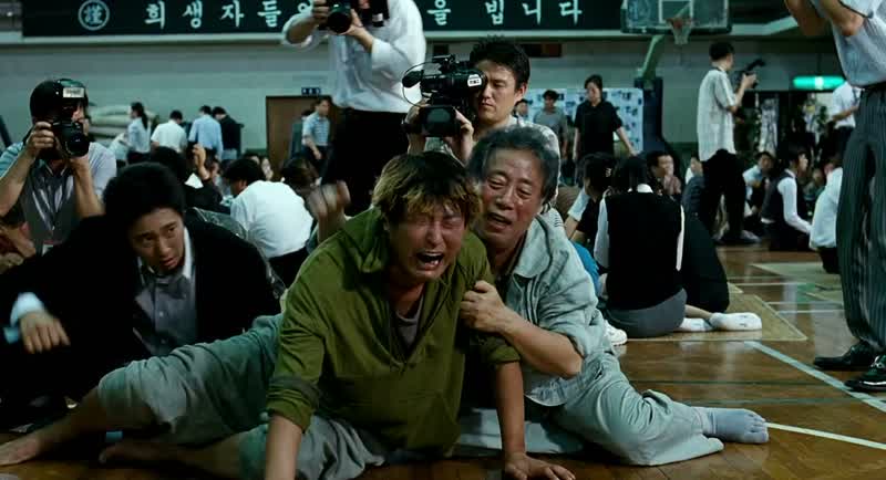 So you screwed up I heard everythingYou grabbed some other girl's handYou left Hyun seo on the groundYour own daughter You call yourself a fucking fatherYou son of a bitchI thought it was Hyun seo's
