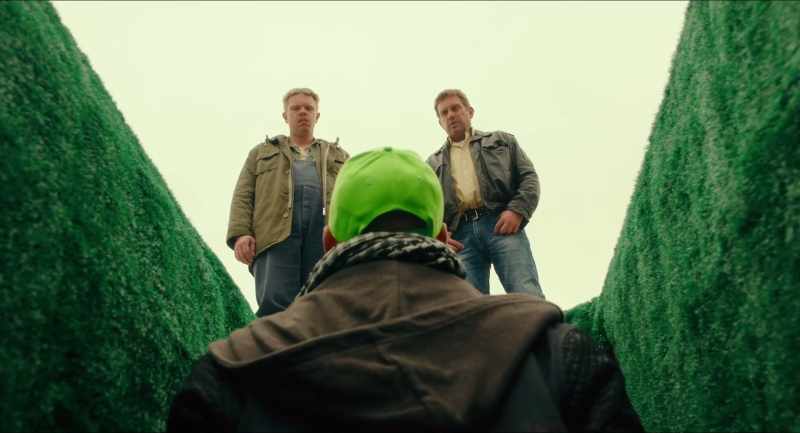 I would, if someone would help me. - What are you doing in that hole?