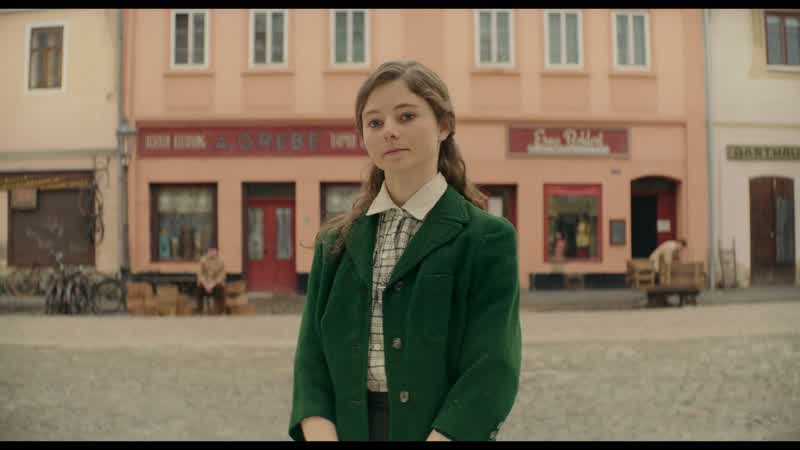 ?? Ich ♪ ♪ Ich bin dann König ♪ ♪ Und du ♪ ♪ Du Königin ♪ ♪ Obwohl sie unschlagbar scheinen ♪ ♪ Werden wir Helden ♪ ♪ Für einen Tag ♪ ♪ Wir sind dann wir ♪ ♪ An diesem Tag