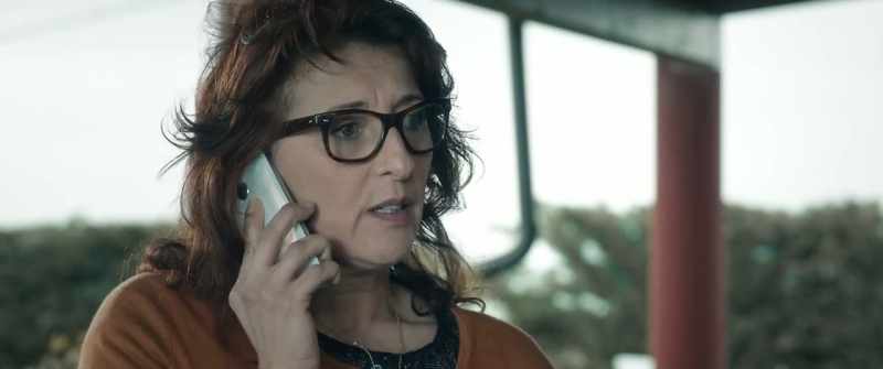 Idiot, pass me mom. - You're a missing person here
