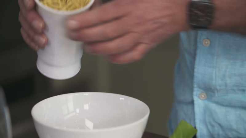 I'm going to put my instant noodles into this bowl, ready