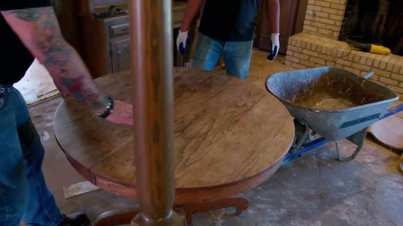 I'm gonna recycle some wood to make this table even bigger