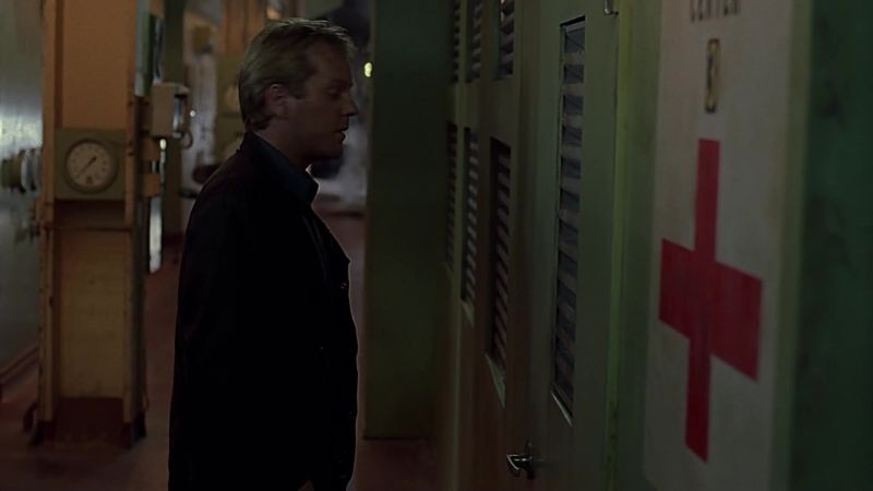 I'm here. - That's where I want you. Go in and wait