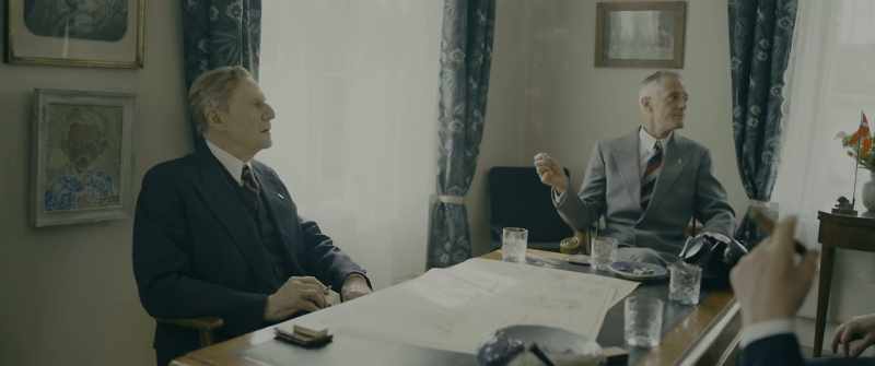 I'm in a meeting. It can wait. - It's urgent