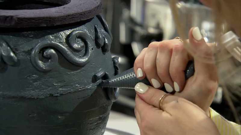 I'm piping some decorative swirls